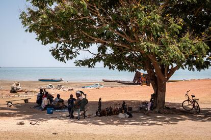 Un grupo de pescadores descansan bajo la sombra, en Albredda, Gambia, el pasado abril.