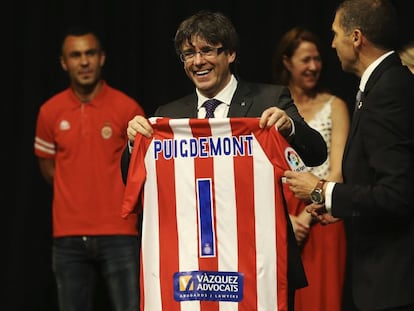 Puigdemont exhibeix la samarreta del Girona que li va regalar el president del club, Delfí Geli, després de pujar a Primera.