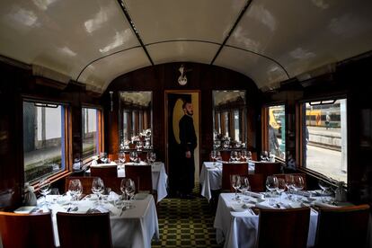 Construido en 1890, en sus inicios y a lo largo de más de un siglo funcionó como tren privado de la corte del rey Luis I de Portugal, y en él viajaron también otros Jefes de Estado portugueses e invitados ilustres como la reina Isabel II de Inglaterra o el papa Pablo VI. Pero eso fue antes de que, en 1970, fuera retirado de la circulación. Tras una restauración que costó un millón de euros, en 2010 este lujoso tren volvió a las vías. Tiene principio y final en la bonita estación de São Bento de thepresidentialtrain.com