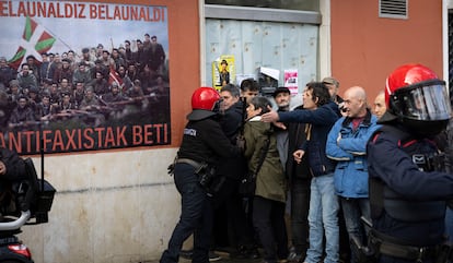 Decenas de personas han protagonizado este sábado momentos de tensión ante una mesa informativa instalada por militantes de Vox en el centro de Errenteria (Gipuzkoa).