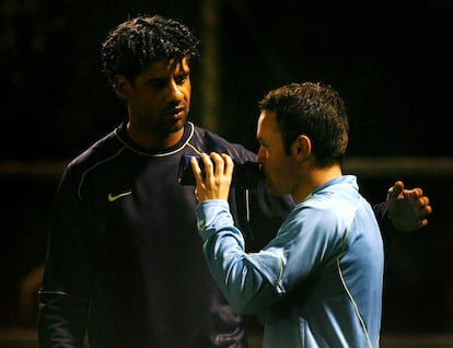 Rikaard atiende a Iniesta durante un entrenamiento de 2007.