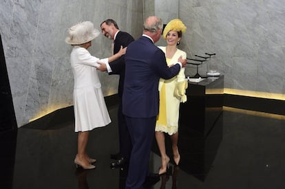 El príncipe Carlos, heredero de la corona británica, y su esposa, la duquesa de Cornualles saludan al rey Felipe VI y a doña Letizia durante su encuentro en Londres, el 12 de julio de 2017. El rey Felipe VI y la reina Letizia llegaron a Londres para iniciar su primera visita de Estado al Reino Unido.
