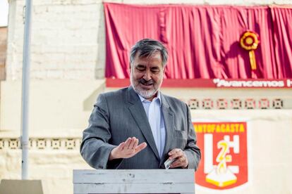 Alejandro Guillier, candidato presidencial, ejerce su voto en Antofagasta (Chile).