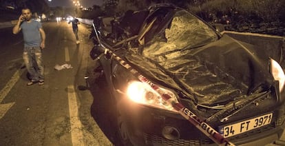 Un coche da&ntilde;ado por los tanques tras el fallido golpe de Estado en Turqu&iacute;a.