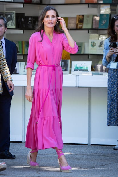 Este vestido camisero fucsia de Hugo Boss lo ha llevado en varias ocasiones. Es funcional, cómodo y favorecedor. La última que lo llevó fue para inaugurar la Feria del Libro de Madrid 2022. 