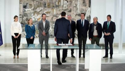 Firma del salario mínimo en el Palacio de la Moncloa entre el Gobierno, los sindicatos y la patronal. 