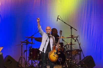 El guitarrista californiano Larry Carlton, durante el concierto ofrecido en la jornada inaugural del Getxo Jazz 2012