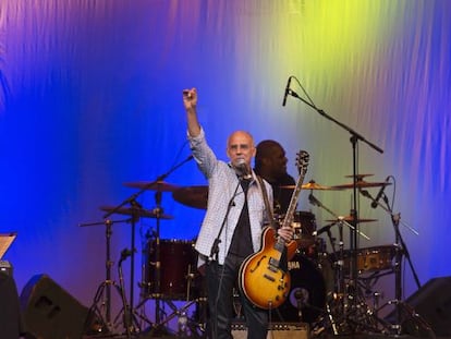 El guitarrista californiano Larry Carlton, durante el concierto ofrecido en la jornada inaugural del Getxo Jazz 2012