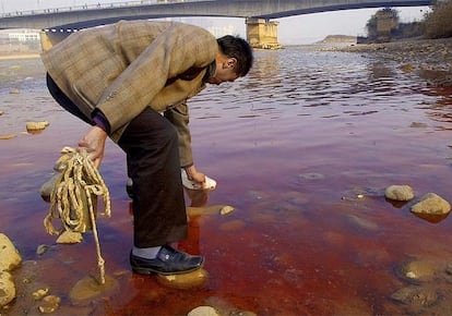 Toma de muestras del río Amarillo en Lanzhou, en el noroeste de China.