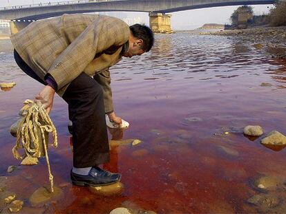 Toma de muestras del río Amarillo en Lanzhou, en el noroeste de China.