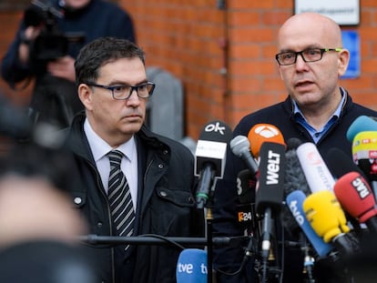 Los abogados de Carles Puigdemont, Jaume Alonso-Cuevillas (a la izquierda) y Gonzalo Boye, tras la detención del 'expresident' en Alemania en 2018.