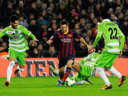 Messi intenta marcharse de tres jugadores del Getafe.