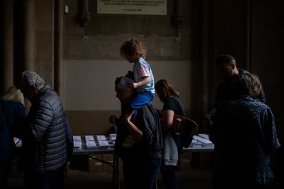 Varias personas acuden a votar a la Universidad de Barcelona, este domingo.