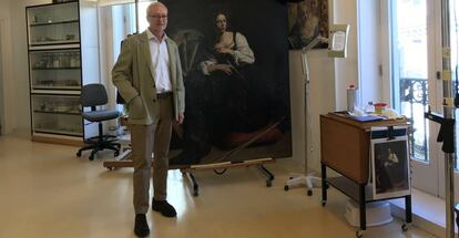 Ubaldo Sedano, director de restauración del Museo Thyssen, frente a la obra de Caravaggio.