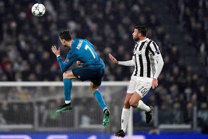 Cristiano Ronaldo, del Real Madrid, cabecea un balón ante el jugador de la Juventus Andrea Barzagli.
