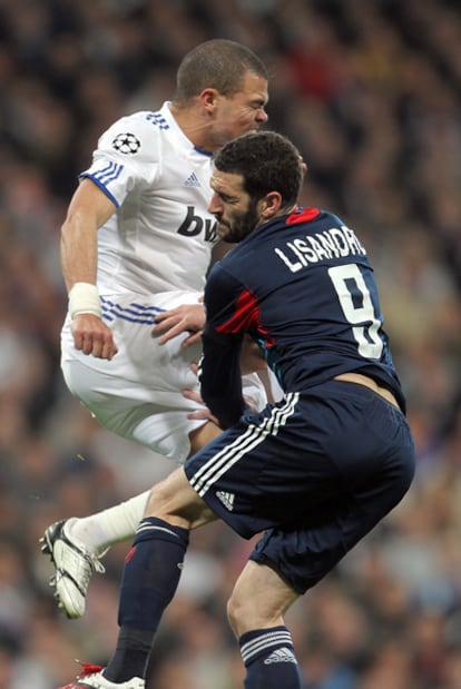 Pepe golpea  a Lisandro en un salto.