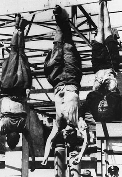 Los cadáveres de Mussolini (centro) y Clara Petacci, expuestos en la plaza milanesa de Loreto el 29 de abril de 1945.