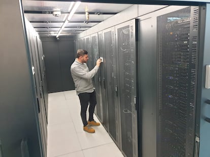 Un empleado de Espacio Rack, en el interior de este data center ubicado en Pozuelo (Madrid).