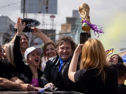 Javier Milei sostiene una réplica de la Copa del Mundo, durante un acto de campaña en Buenos Aires, el pasado octubre.