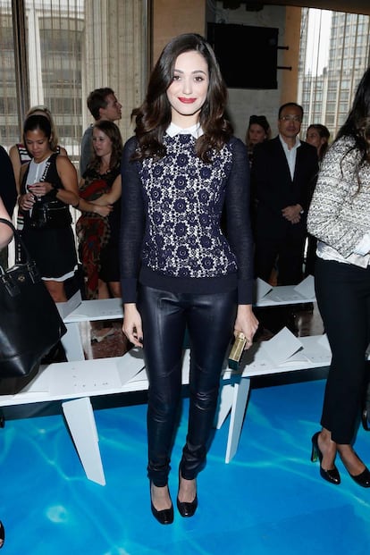 La actriz y cantautora estadounidense Emmy Rossum en el desfile de Tory Burch.