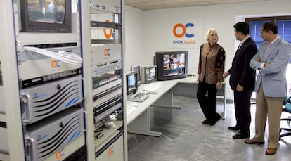 La alcaldesa Teófila Martínez en las instalaciones de Onda Cádiz.