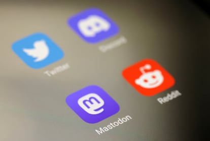 Iconos de Twitter, Discord, Mastodon y Reddit en la pantalla de un móvil.