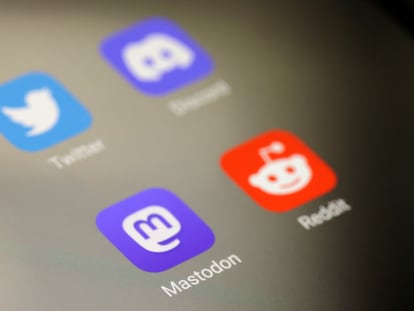 Iconos de Twitter, Discord, Mastodon y Reddit en la pantalla de un móvil.