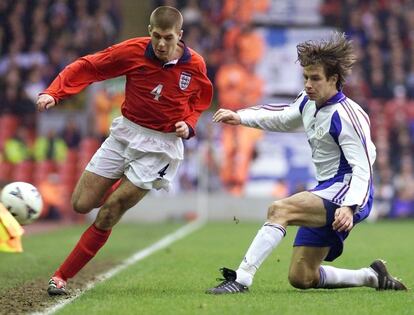 O veterano meio-campista, que nos últimos dias esteve vinculado com o MK Dons, assegurou que está "emocionado pelo que espera do futuro" e deixou claro que quer seguir no mundo do futebol. Na imagem, Steven Gerrard é pressionado pelo finlandês Harn Ylonen durante um jogo de classificação à Copa do Mundo de 2002, em 24 de março de 2001. A Inglaterra ganhou por 2 a 1 da Finlândia.