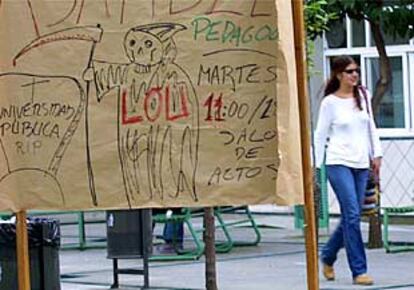 Cartel alusivo a los actos contra la LOU colocado en la Facultad de Pedagogía de Sevilla.