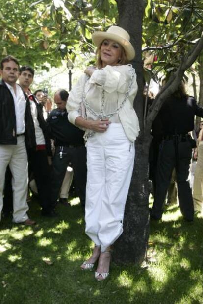 Carmen Cervera encadenándose a uno de los árboles del Museo Thyssen-Bornemisza en 2007.