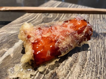 Nigiri de pimiento rojo en tempura / Capel