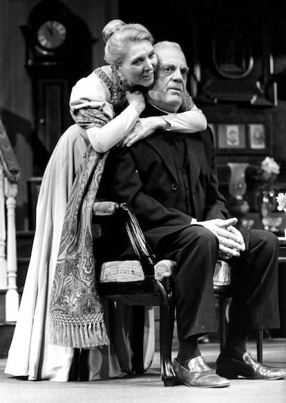 Pradera vuelve al teatro como actriz para interpretar la obra de Bernard Shaw 'Candida', dirigida por José Luis Alonso. La última vez que interpretó un persona teatral fue 'Mariana Pineda', en 1969. En la foto aparece junto a Eduardo Fajardo en el ensayo general.