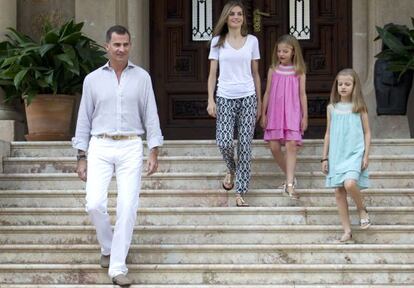 El rei Felip VI amb la reina Letícia i les seves filles a Marivent l'agost del 2014.