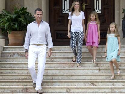 El rei Felip VI amb la reina Letícia i les seves filles a Marivent l'agost del 2014.
