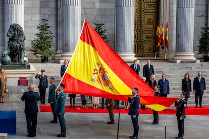 Izado de la bandera de Espa?a frente a la Cmara baja.