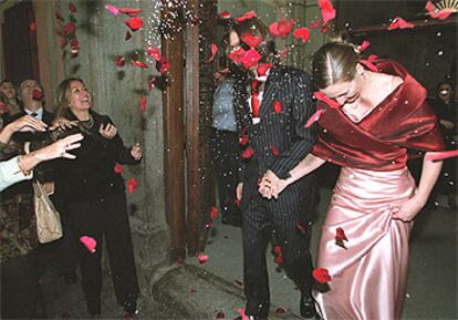 La portavoz municipal del PSOE, Trinidad Jiménez, festeja la primera boda que preside como edil del Ayuntamiento de Madrid.