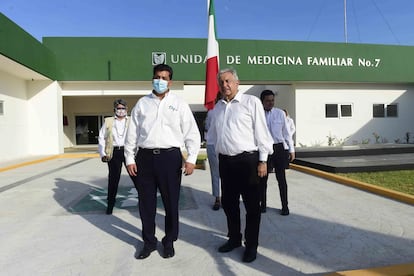 El presidente López Obrador y el gobernador García Cabeza de Vaca durante la inauguración de una clínica, en septiembre de 2020.