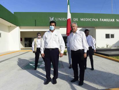 El presidente López Obrador y el gobernador García Cabeza de Vaca durante la inauguración de una clínica, en septiembre de 2020.