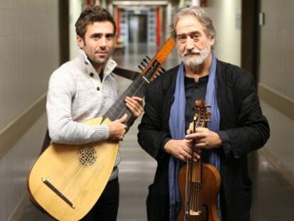 Ferr&aacute;n y Jordi Savall (derecha), en los pasillos del Hospital Cl&iacute;nico San Carlos. 