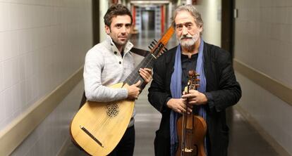 Ferrán y Jordi Savall (derecha), en los pasillos del Hospital Clínico San Carlos.