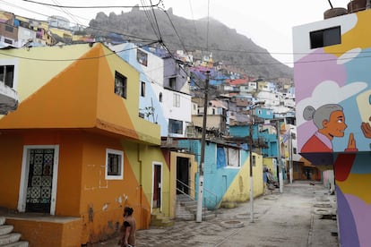 Uma rua da comunidade do morro San Cristóbal, em Lima.