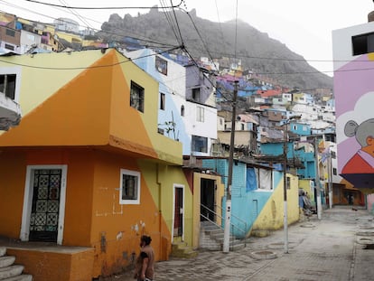 Uma rua da comunidade do morro San Cristóbal, em Lima.