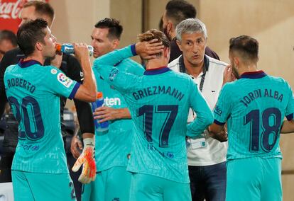 Quique Setién conversa con varios jugadores del Barça en el partido ante el Villarreal el pasado domingo en La Cerámica.