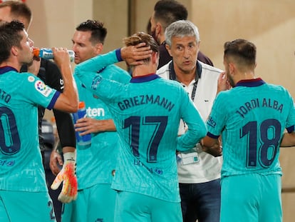 Quique Setién conversa con varios jugadores del Barça en el partido ante el Villarreal el pasado domingo en La Cerámica.