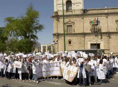 Decenas de estudiantes de Medicina de Sevilla, durante la manifestación frente al Parlamento andaluz