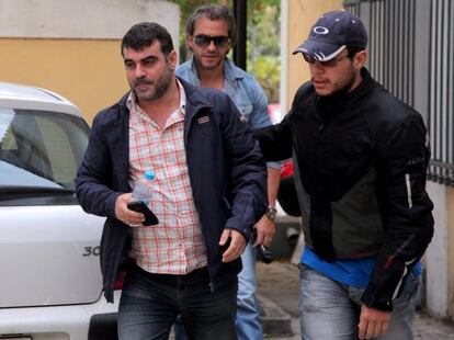 El periodista que divulgó la lista de supuestos evasores fiscales, escoltado por policías.