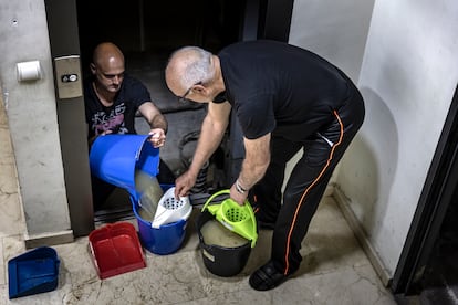 “Increíble, increíble, en la vida había visto algo así”, cuenta, a sus 71 años, Antonio Francisco Miralles, a la vez que saca con cubos el metro de agua acumulada en el hueco del ascensor del bloque de pocas alturas, en la calle Escalante, en el que vive.