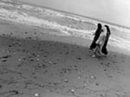 'Mis primas en la playa', de Bruno Boujdejal. Fotografía extraída de la exposición 'Argelia, 1979-1999', en gira por el circuito de Fnac.