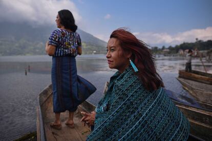María Alejandra y Kristel, dos mujeres transgénero de origen Tz’utujil, observan el Lago Atitlán de Guatemala. Ambas se han enfrentado desde su infancia a tratos discriminatorios por su identidad sexual y su origen indígena, pese a eso, han sido apoyo fundamental para la comunidad trans en su región.