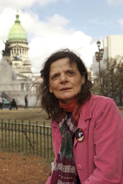 Consuelo Castaño, frente al Congreso Nacional de Buenos Aires.